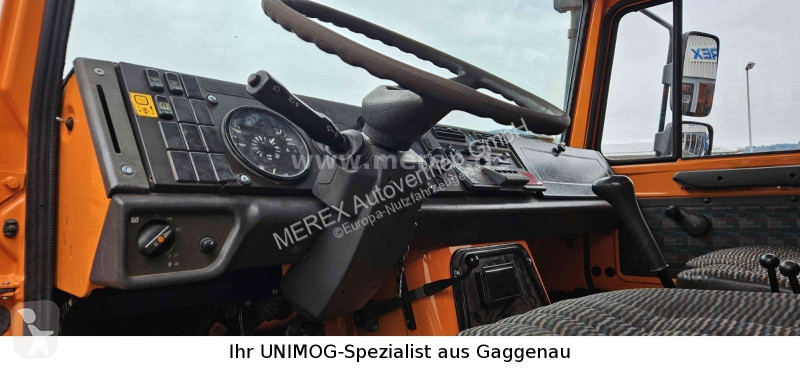 Veicolo per la pulizia delle strade Unimog U1400