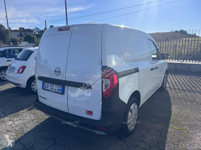 عربة نفعية Nissan