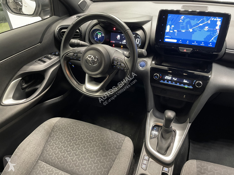Samochód dostawczy Toyota YARIS CROSS 116H...