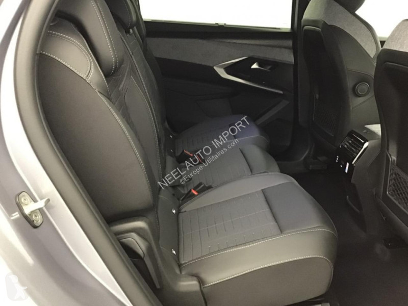 Véhicule utilitaire Peugeot 5008 1.2i Hybrid...