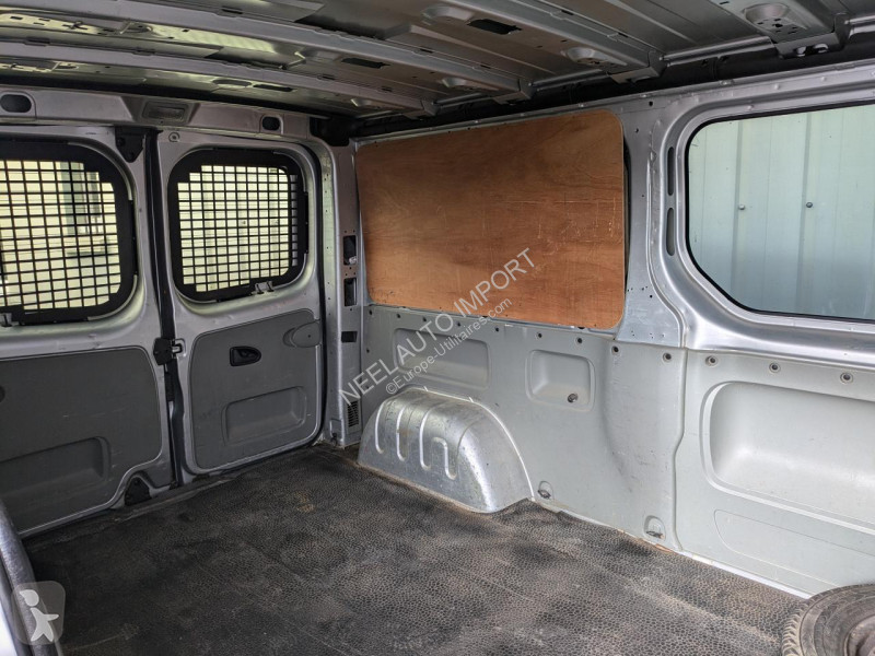 Véhicule utilitaire Renault TRAFIC II L2H1...