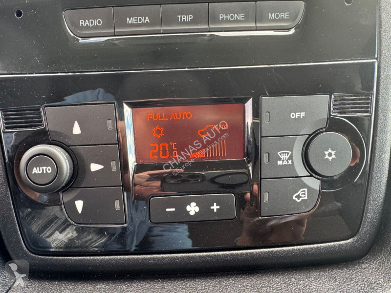 عربة نفعية Peugeot L1H1 2.2 BLUEHDI 140 PREMIUM...