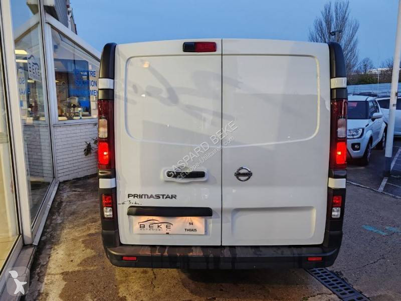 عربة نفعية Nissan