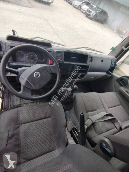 Véhicule utilitaire Nissan