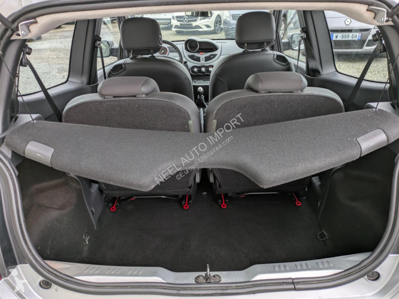 عربة نفعية Renault TWINGO II 1.2I 75CH 3P