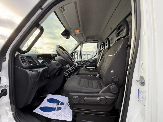 Véhicule utilitaire Iveco DAILY 70C18HA8/P BOX...
