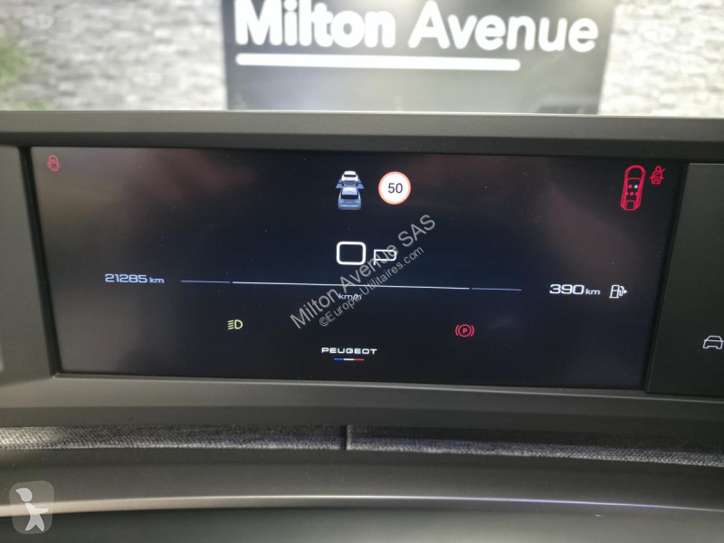 Samochód dostawczy Peugeot 3008 1.2i Hybrid...