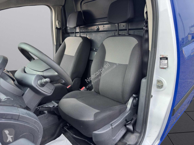 عربة نفعية Nissan
