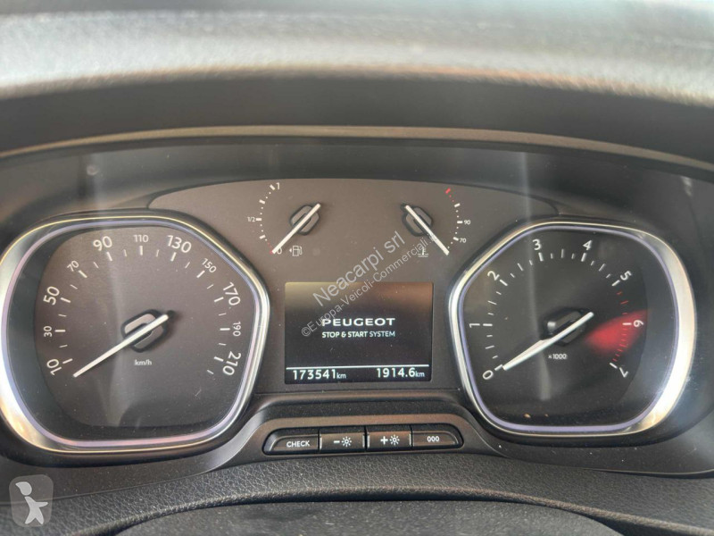 عربة نفعية Peugeot Traveller