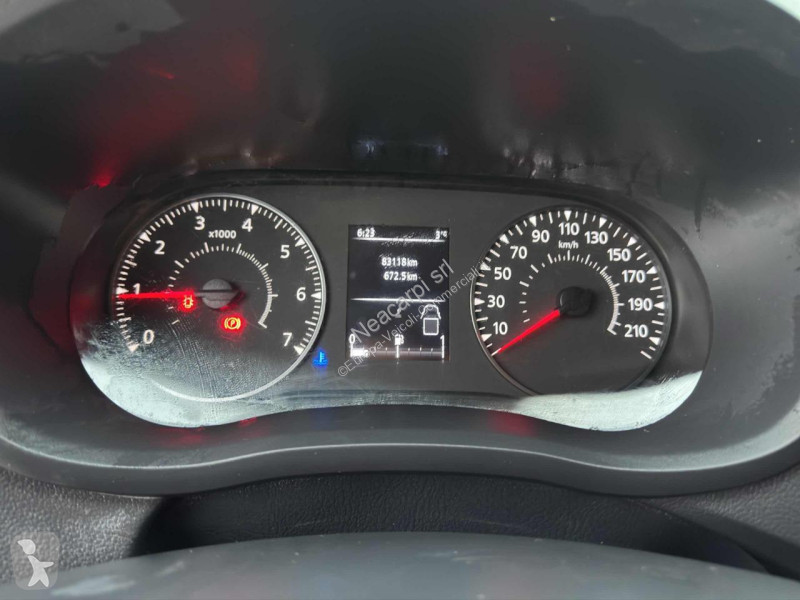 عربة نفعية Nissan