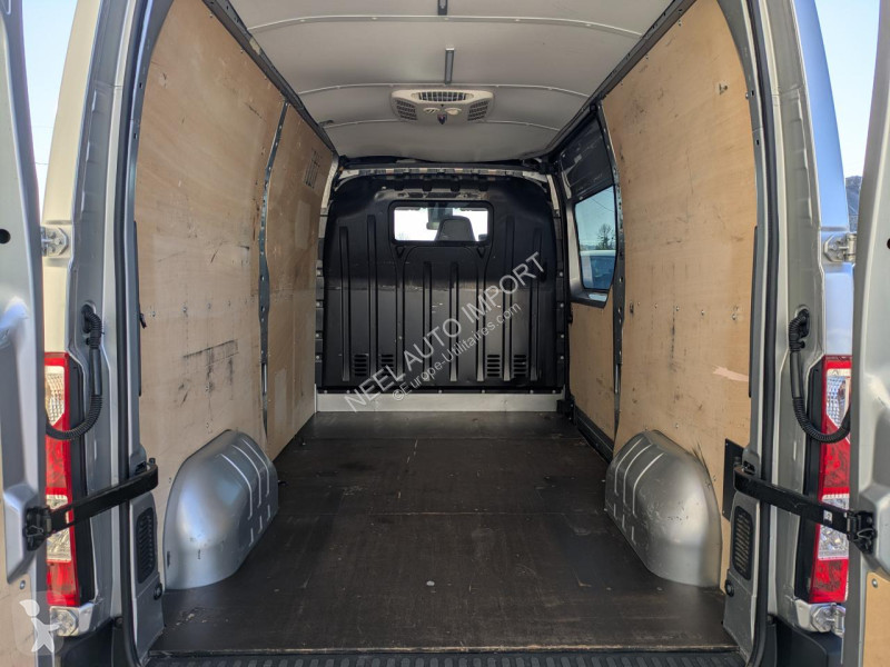 Véhicule utilitaire Renault MASTER III L2H2 2.3...