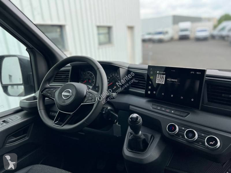 عربة نفعية Nissan