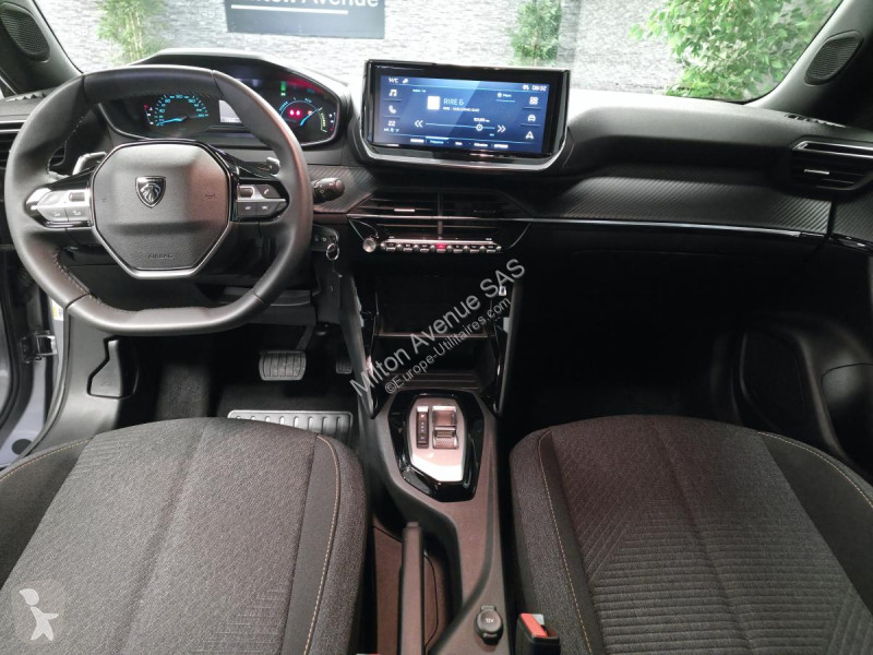 Véhicule utilitaire Peugeot 2008 1.2i Hybrid -...