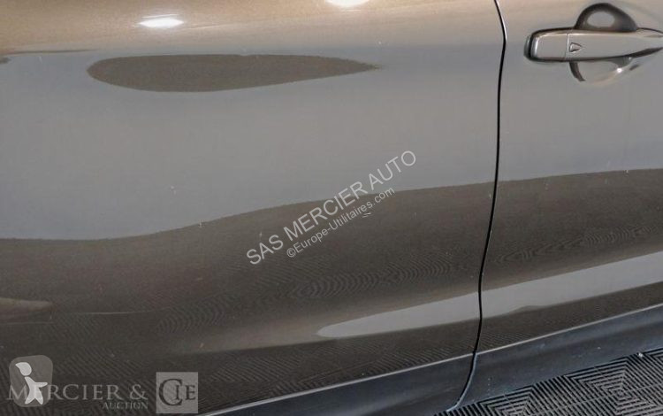 عربة نفعية Nissan