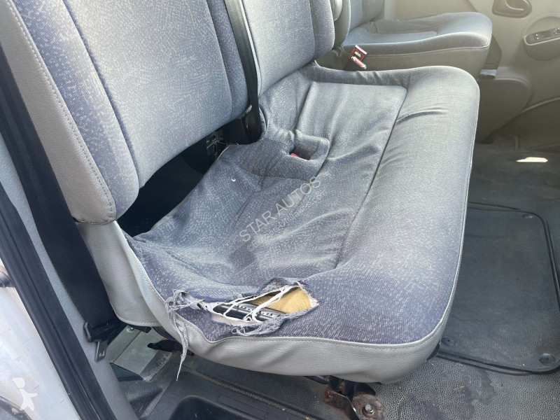 عربة نفعية Nissan