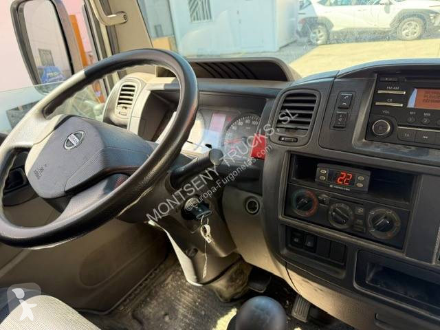 عربة نفعية Nissan