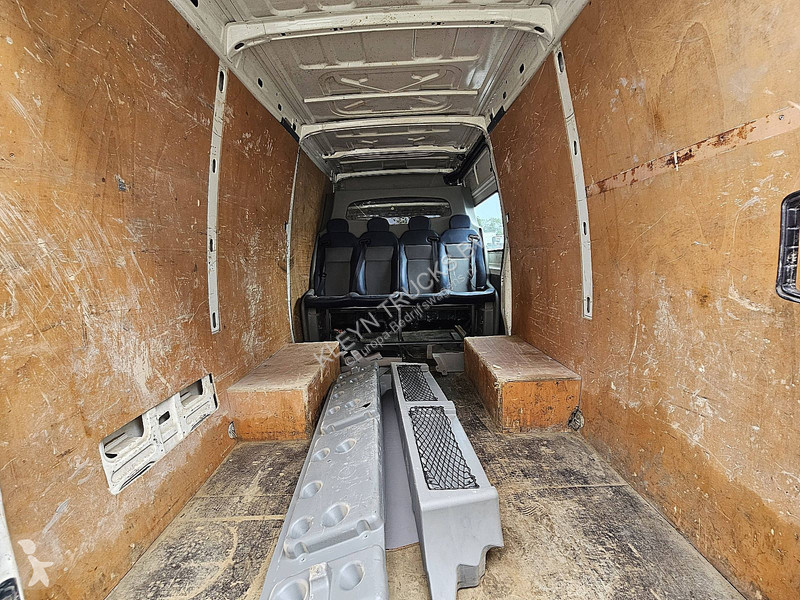 Лекотоварен автомобил Iveco 35C13 L2H2...