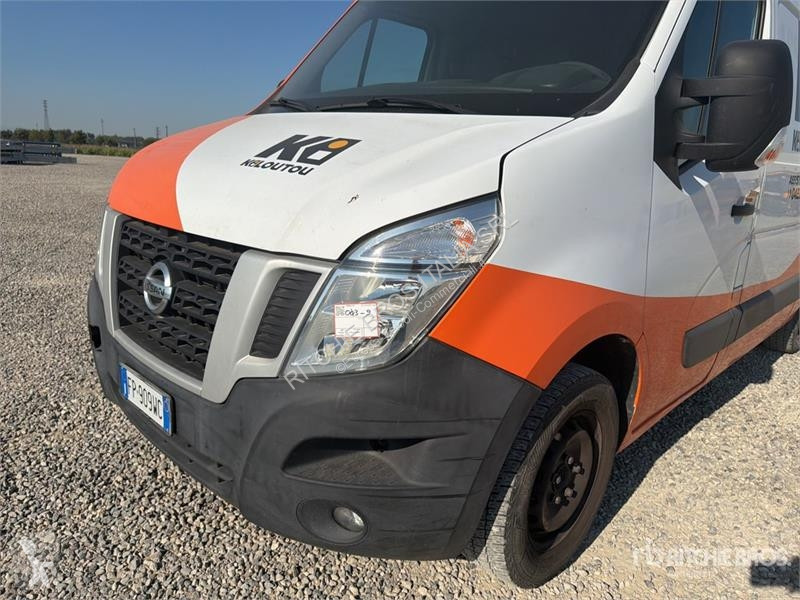 Furgoneta Nissan Cargo Van
