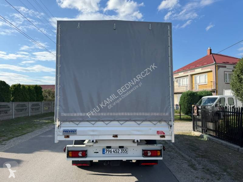 Véhicule utilitaire Nissan 35.15