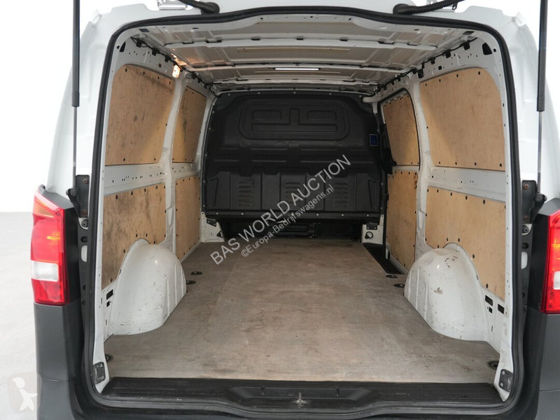 Véhicule utilitaire Mercedes 116