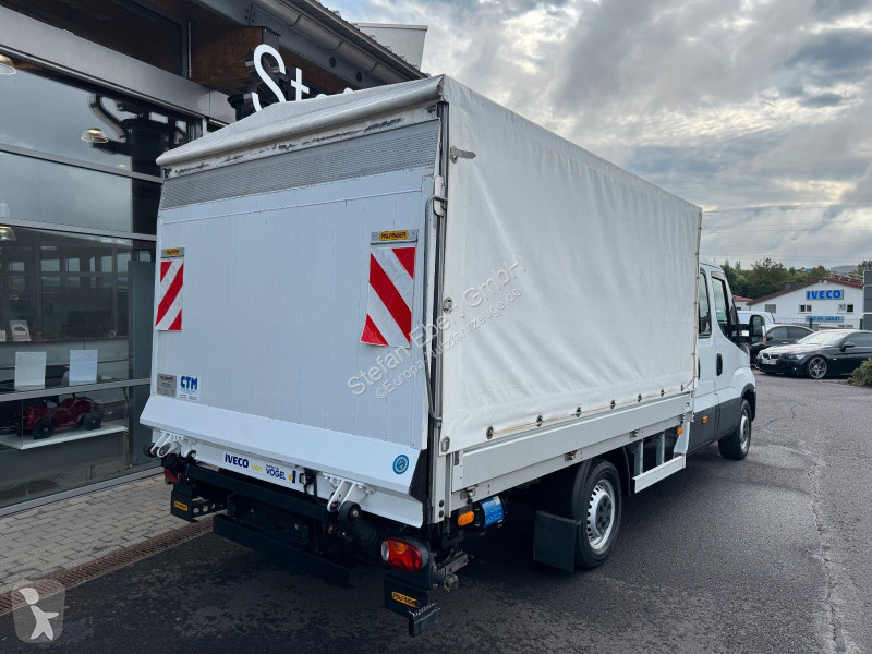 Véhicule utilitaire Iveco 35S16...
