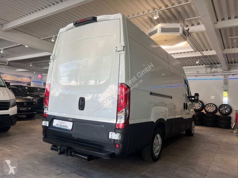 Véhicule utilitaire Iveco 35S16...