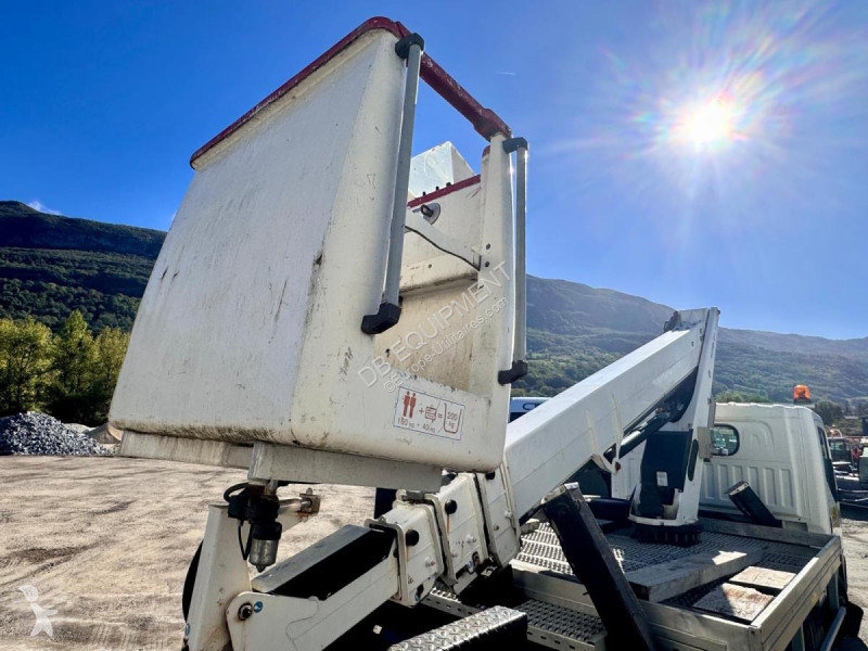 Véhicule utilitaire Nissan Camion nacelle 20m...