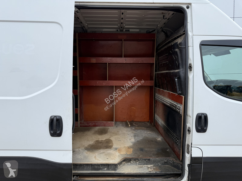 Véhicule utilitaire Iveco 35S14 2.3
