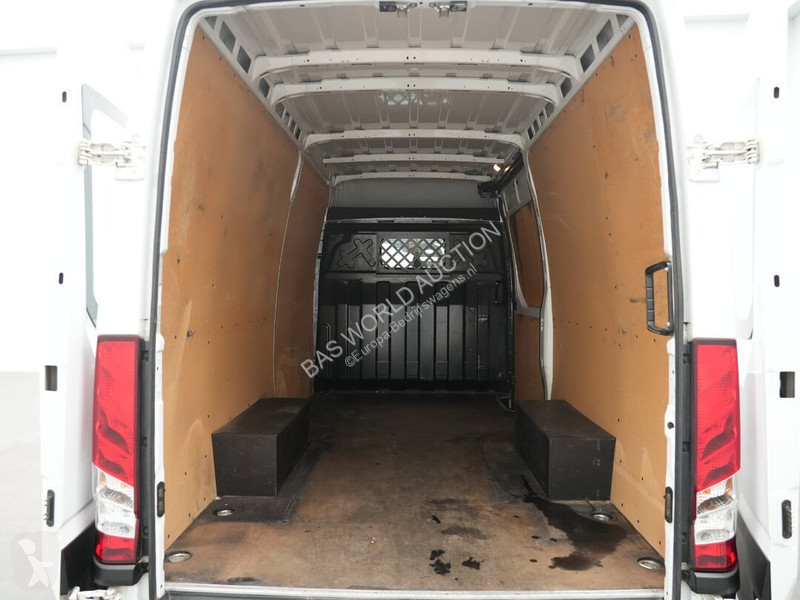 Véhicule utilitaire Iveco 35S21