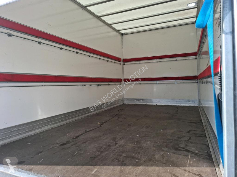 Véhicule utilitaire Nissan