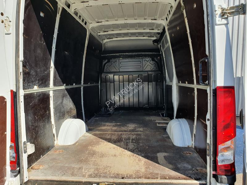 Véhicule utilitaire Iveco FGN 35 S 13 V12 H2...