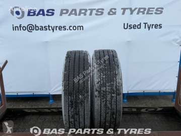 Pirelli Pirelli 315/70R22.5 RETREAD (cover) used set
