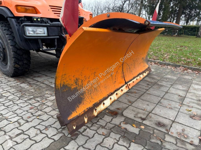 Veicolo per la pulizia delle strade Unimog...