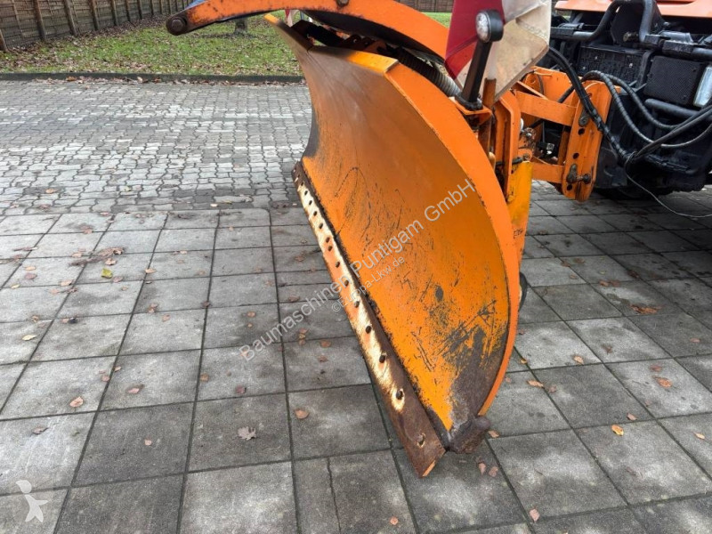 Veicolo per la pulizia delle strade Unimog...