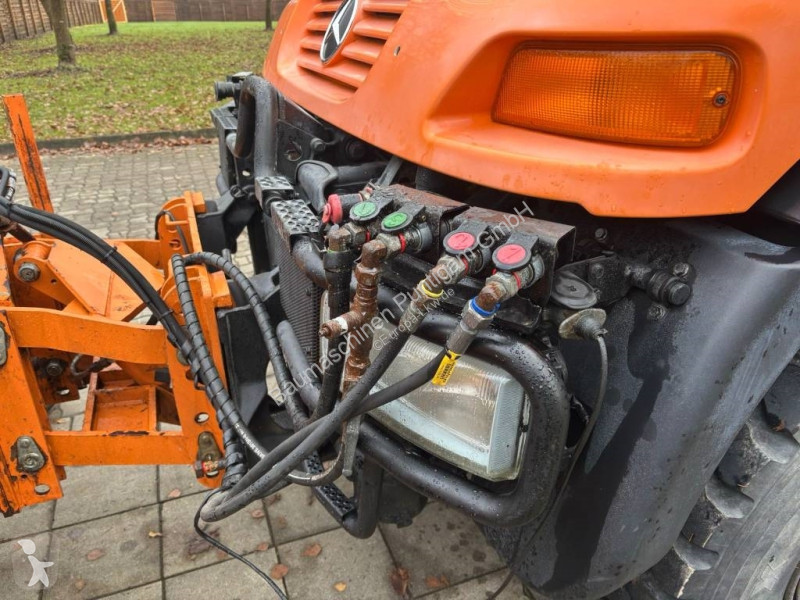 Veicolo per la pulizia delle strade Unimog...