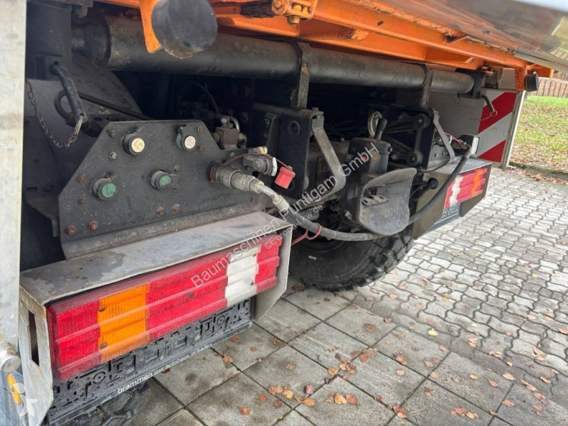 Veicolo per la pulizia delle strade Unimog...