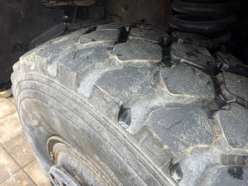 Veicolo per la pulizia delle strade Unimog...