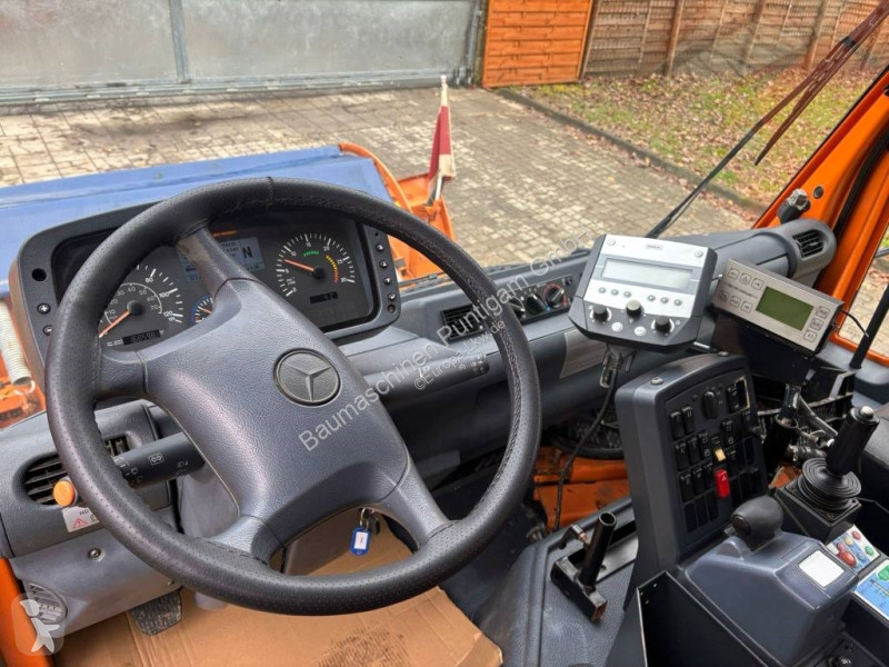 Veicolo per la pulizia delle strade Unimog...