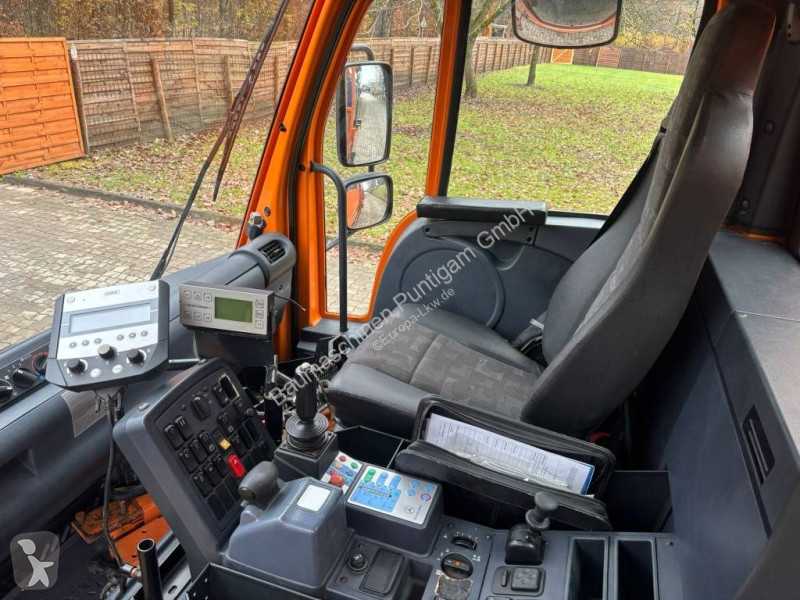 Veicolo per la pulizia delle strade Unimog...