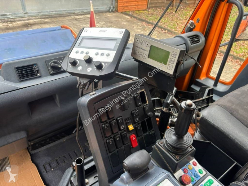 Veicolo per la pulizia delle strade Unimog...