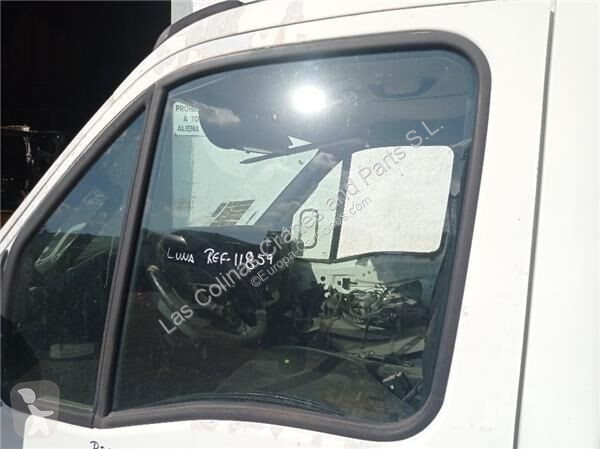 قطع غيار الآليات الثقيلة Iveco Vitre latérale...