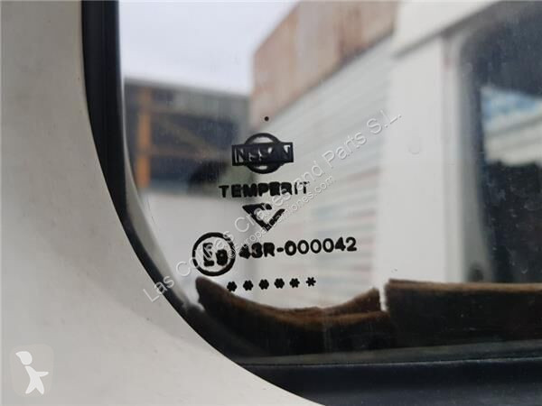 قطع غيار الآليات الثقيلة Nissan Vitre latérale...