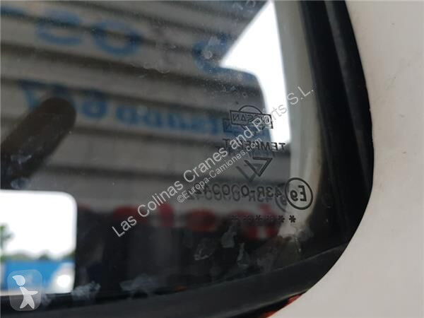 قطع غيار الآليات الثقيلة Nissan Vitre latérale...