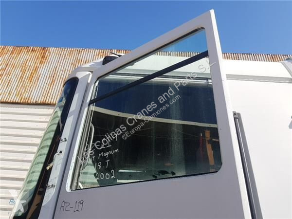 قطع غيار الآليات الثقيلة Renault Vitre latérale...