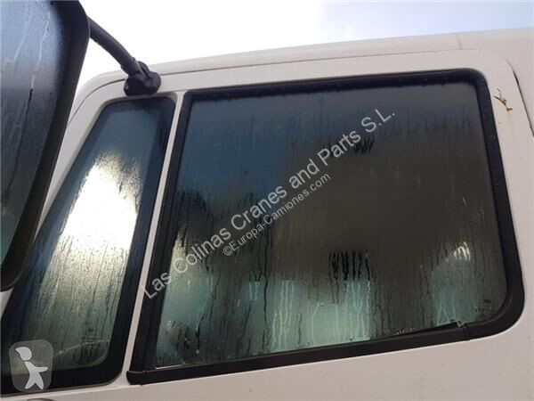 قطع غيار الآليات الثقيلة Nissan Vitre latérale...
