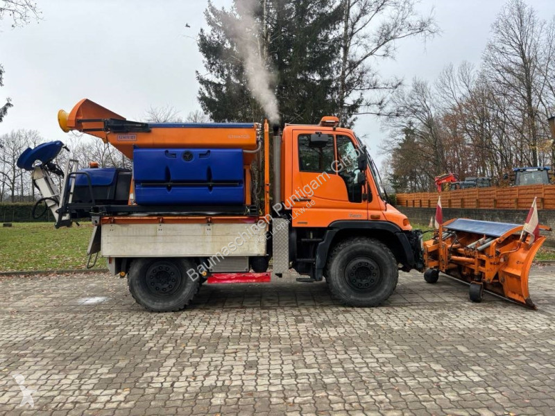 Veicolo per la pulizia delle strade Unimog...