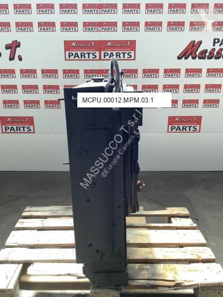 Reservdelar lastbilar Hitachi Radiateur d'huile...