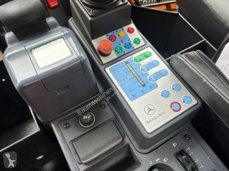 Veicolo per la pulizia delle strade Unimog...