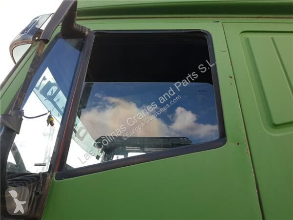 قطع غيار الآليات الثقيلة Iveco Vitre latérale...