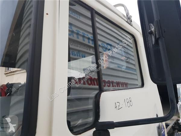 قطع غيار الآليات الثقيلة Nissan Vitre latérale...
